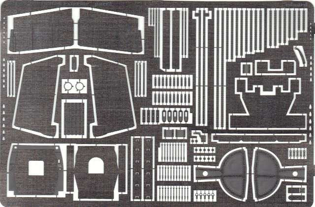 Die dünnen Streben oben re. dienen der Innenverkleidung der Cowling. Die Mini-Stäbchen (unten Mitte) sind als Zündkabel am Motor vorgesehen. Außerdem: Landeklappen, Fahrwerksinnenverkleidung u.a.