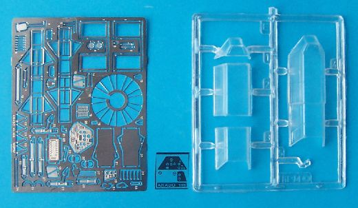 Die Platine mit den Ätzteilen, Instrumententafel aus Reprofilm, und die Klarsichtteile