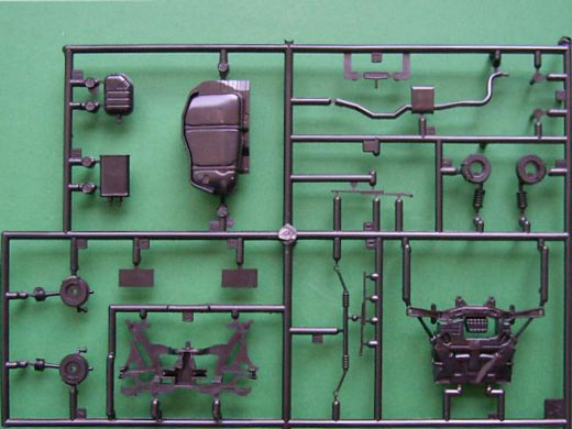 Teile z.B. der Achsaufhängungen, Federbeine mit Bremsscheiben und Kleinteile.