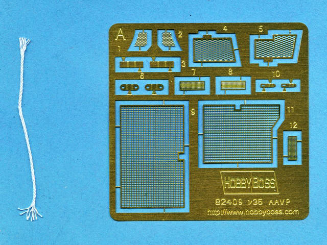 Die PE-Platine und das Stück Schnur - gedacht als Halterung für die abgeklappte Heckklappe