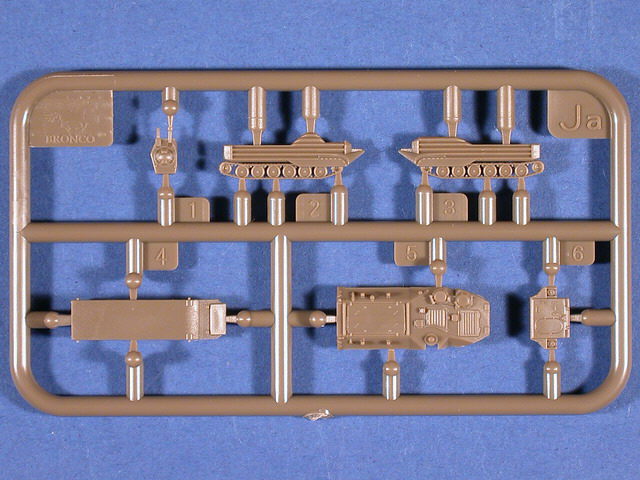 Vierfach vorhanden - Spritzling Ja mit den insgesamt 6 Teilen des einzelnen Modells.