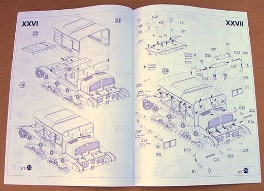 Mirage Hobby - Uniwersalny Transporter C7P (Russian Version)