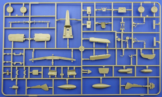 Beachte die Optionen für Räder, Zusatztanks, Bombe. Leider fehlen die Sitzgurte. (Foto: Eduard)