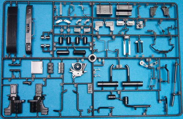 Hier finden wir die Rahmenteile für das Chassis und für den Mehrteiligen detaillierten Motor. Die Radaufhängung vorne lässt sich Lenkbar zus