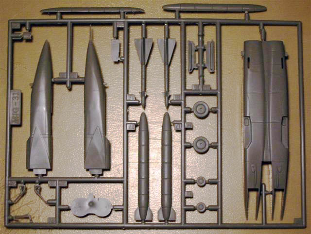 Gussast 2 mit Rumpf, Fahrwerk und vier Raketen