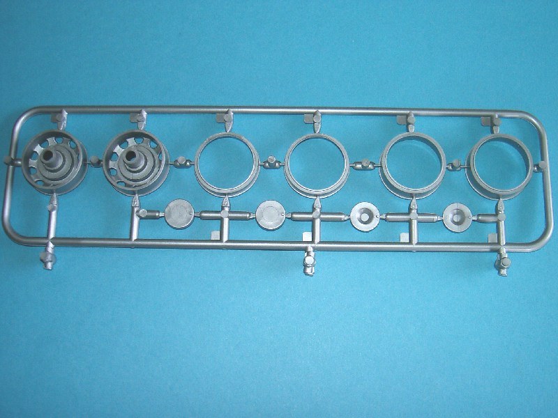 Es sind auch die Ringe für die Breitreifen vorhanden, also zweimal im Kit.