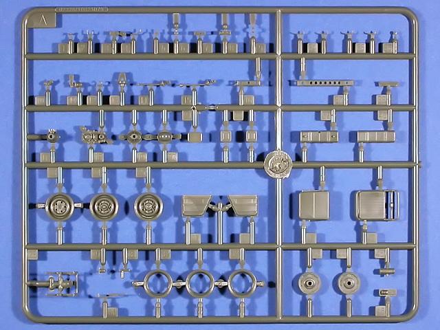 Spritzling A ist doppelt vorhanden - u.a. mit den Felgen, Teilen der Vordersitze und weiteren teilweise sehr filigranen Bauteilen des Modells.