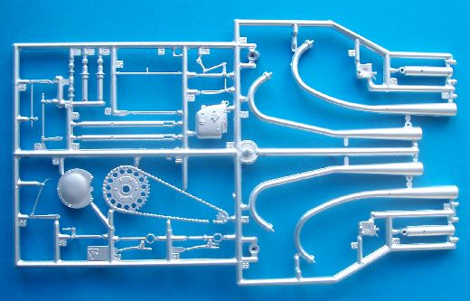 Sauber verchromte Teile, unter anderem Auspuffanlage, Vorderradgabel und diverse Motordeckel