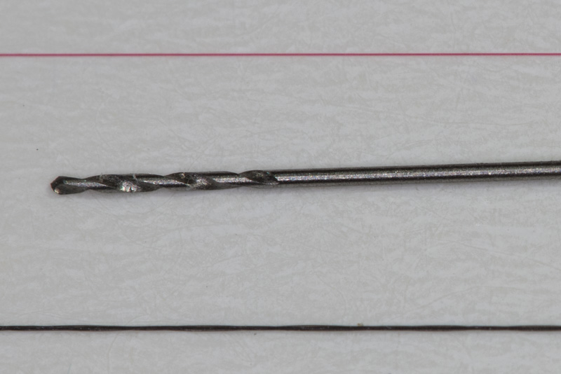 0,3mm Bohrer vs. Riggin Bobin fine (unten), oben ein String aus einem Baumarkt-Kunststoff-Seil