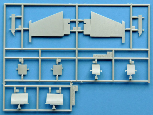 Tragflächen mit separaten Klappen und Höhenleitwerk 