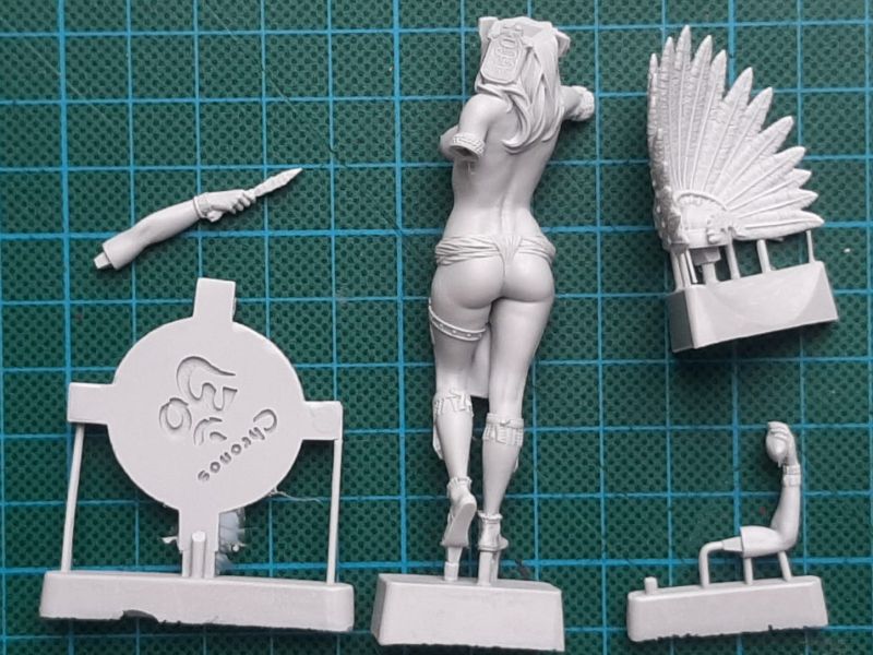 Chronos Miniatures - Worlds Of Fantasy: Priestess