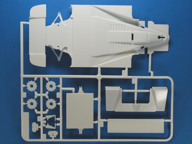 Am Chassis sind diverse Nieten erhaben dargestellt. Die hintere Radaufhängung wurde am Chassis mit angegossen. 