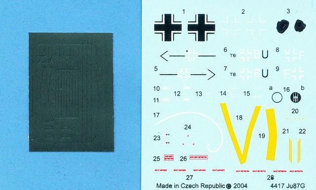 Vorgestanzte Maskierfolie (l.) und Decalbogen (r.)