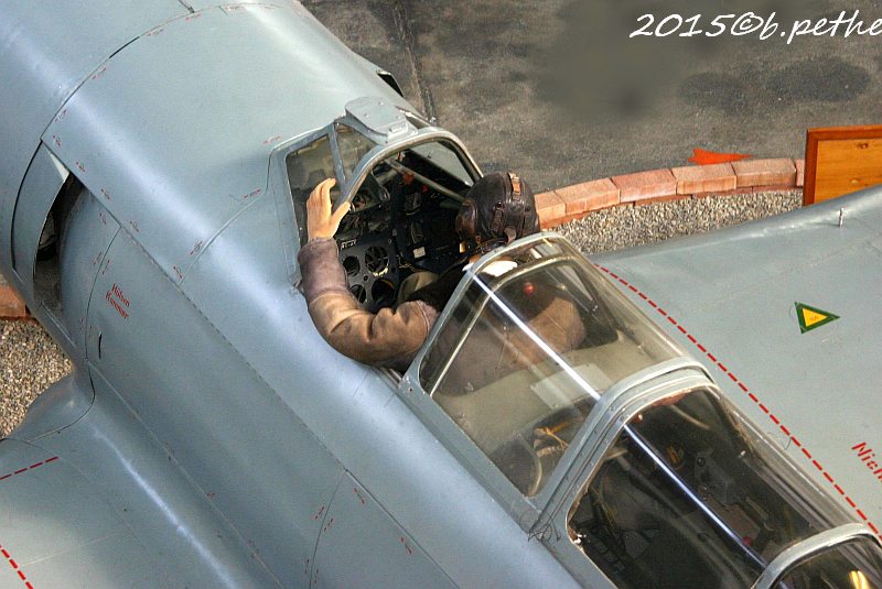 Leider ausgebaute Anzeigeinstrumente einer Jak-11 im Museum