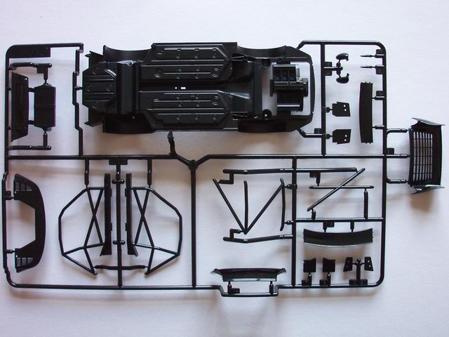 Am Chassis ist eine Motornachbildung angegossen. 