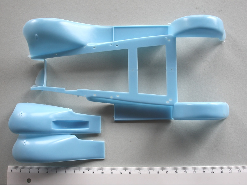 Es stehen zwei unterschiedliche linke Kotflügel zur Auswahl