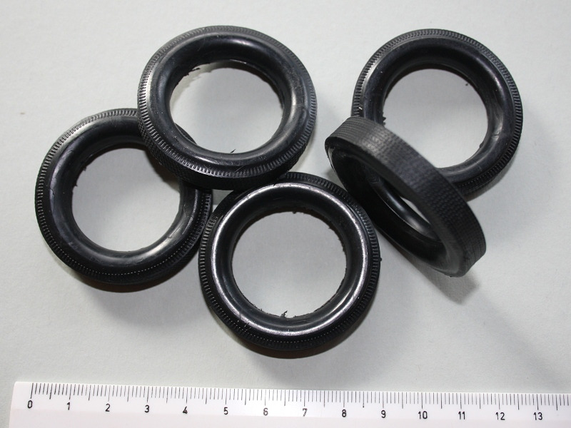 Reifen mit Firestone-Beschriftung, das Profil ist nicht sehr ausgeprägt