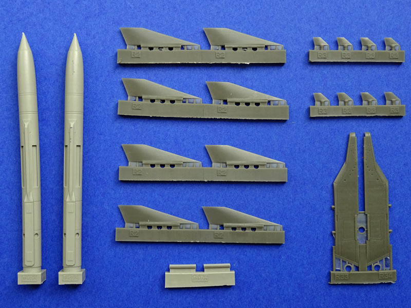 Die Resinteile - Raketenkörper, Steuerflächen und Pylone