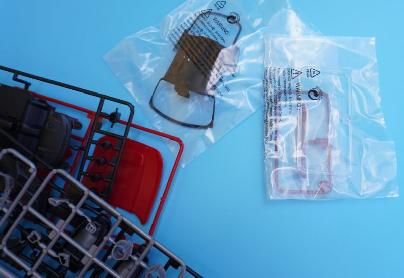 Sämtliche Klarsichtteile sind sorgfältig in Klarsichtfolie verpackt...