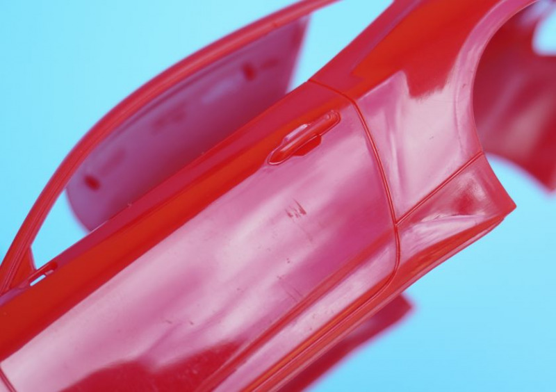 Trotzdem sind an manchen Teilen im Streiflicht kleine Kratzer erkennbar, so wie hier an der Karosserieseite.