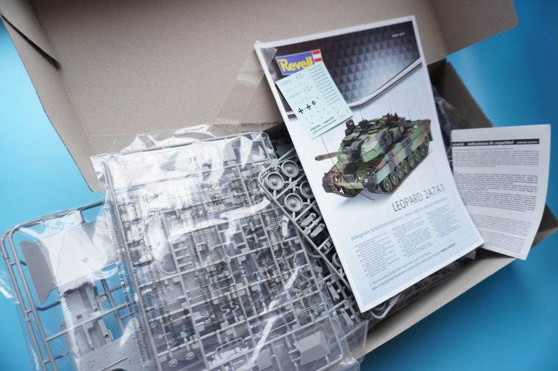 Die praktische Verpackungsbox mit Klappdeckel gibt einen guten Überblick über den Bausatzinhalt.