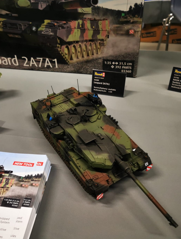 Das zusammengebaute und lackierte Modell auf dem Revell-Stand bei der EME in Lingen im März 2026.