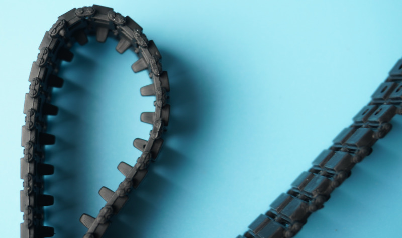 An den Kettenbolzen und den seitlichen Gliedern sind feine Gussnähte erkennbar.