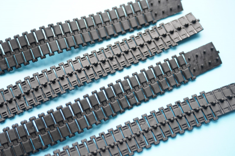 Beachte die quadratische, statt leicht versetzte Form der Laufflächen und die Gussmarken darauf.