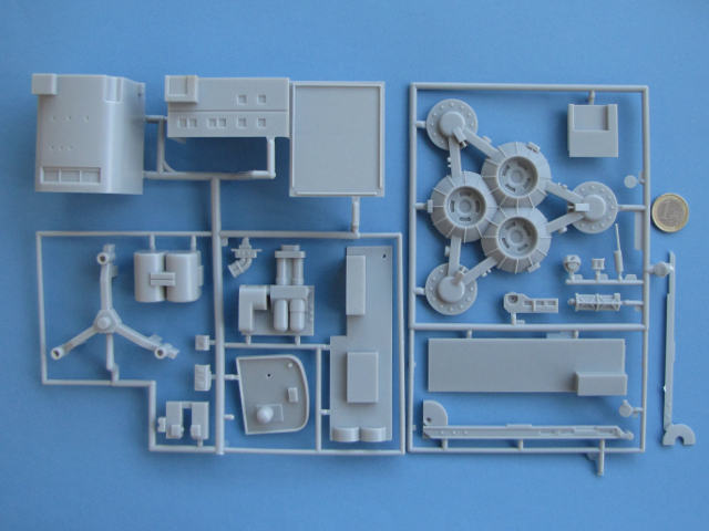 Links: Gebäudeteile und Pumpstation. Rechts Startplattform.