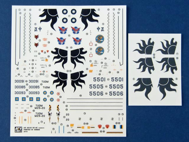 Der Decalbogen für vier Maschinen und der kleine Korrekturbogen