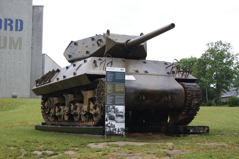 Original M10 vor dem neuen Overlord Museum in Colleville 2014