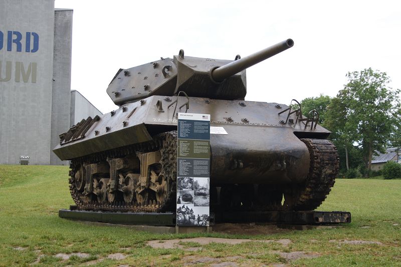 Original M10 vor dem neuen Overlord Museum in Colleville 2014
