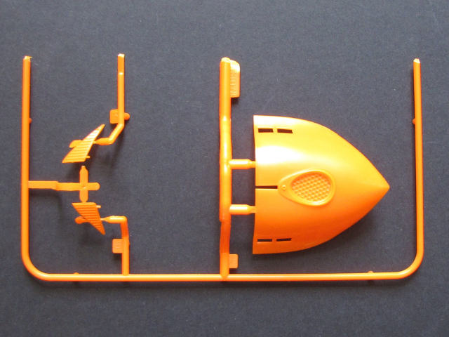 Rechts das obere Bauteil für die die Bugsektion mit tropfenförmigem Cockpitbereich.