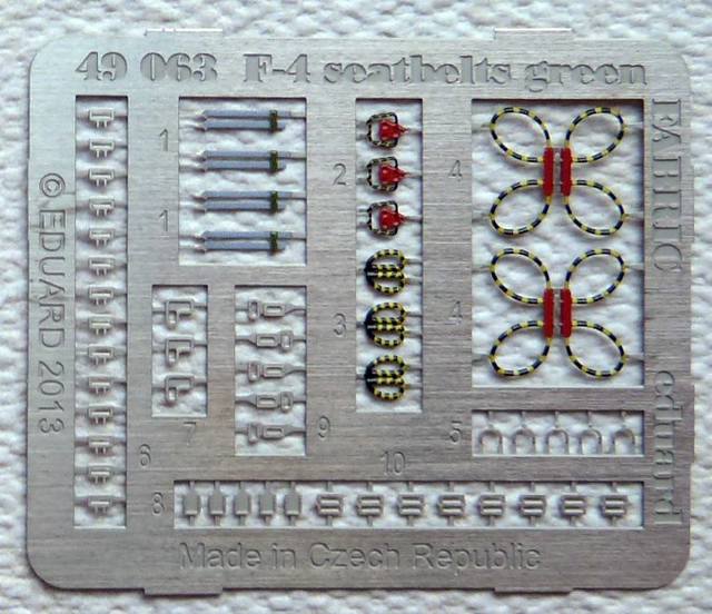 Die Ätzteilplatine. Wie immer zu flach dargestellt: die gelb-schwarzen Zuggriffe des Schleudersitz-Auslösers.