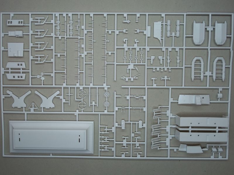 Der große weiße Spritzrahmen mit dem Modellständer und vielen filigranen Bauteilen