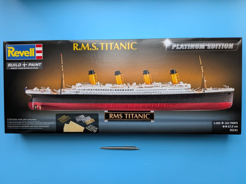 Die Modellverpackung von Revell mit einer Abbildung eines gebauten Modells statt einer Grafik oder eines Gemäldes. Hier sind allerdings nicht die beiliegenden Zurüstteile verbaut.