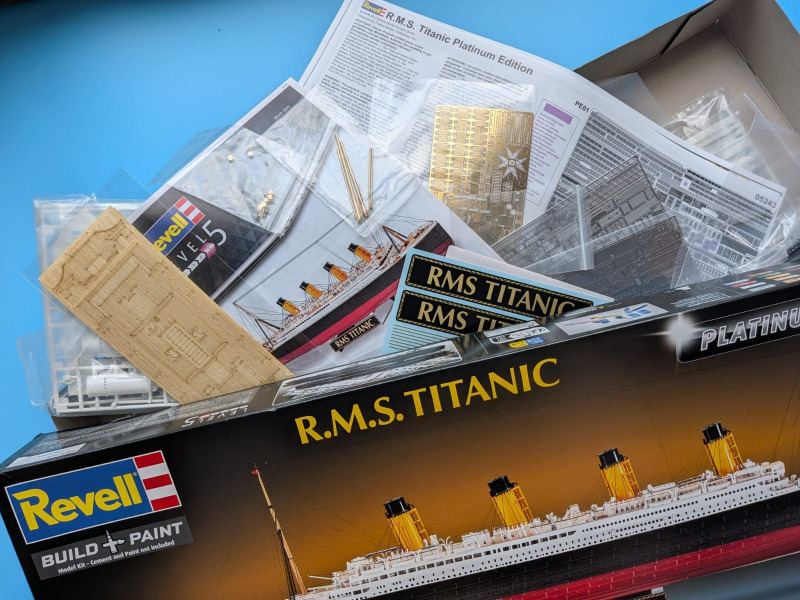 Ausgepackt! Der reichliche Boxinhalt zeigt sich.