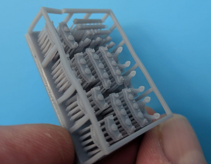 Der Gussast mit den 3-D Druckteilen. Rechts übereinander die drei Anker, deren Flunken leider vollkommen identisch modelliert sind.
