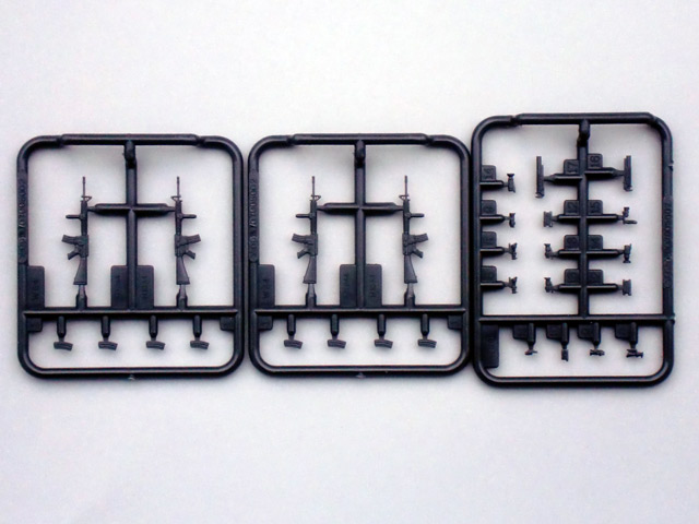 Die Bewaffnung - viermal das M16A4 mit Magazinen und Anbauteilen