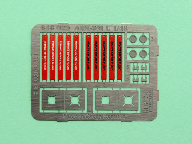 Die Platine mit den farbig bedruckten Fotoätzteilen