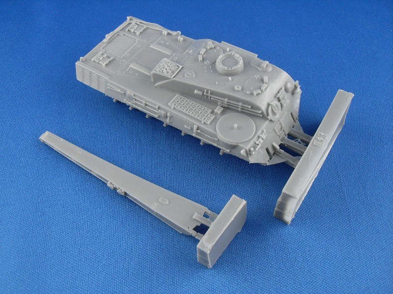 Die massiv gegossene Panzerwanne mit Lastkran (links).
