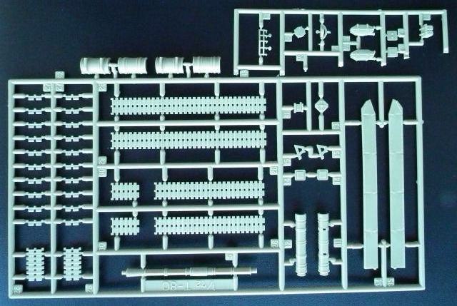 Revell - Soviet Battle Tank T-80B