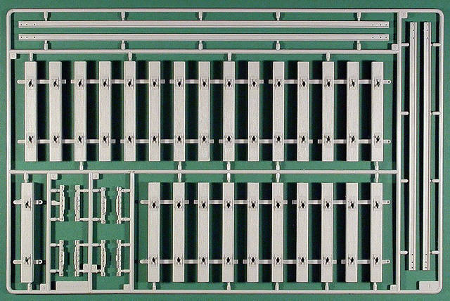 Schwellen, Schienen und Schienenverbinder umfasst Spritzling L