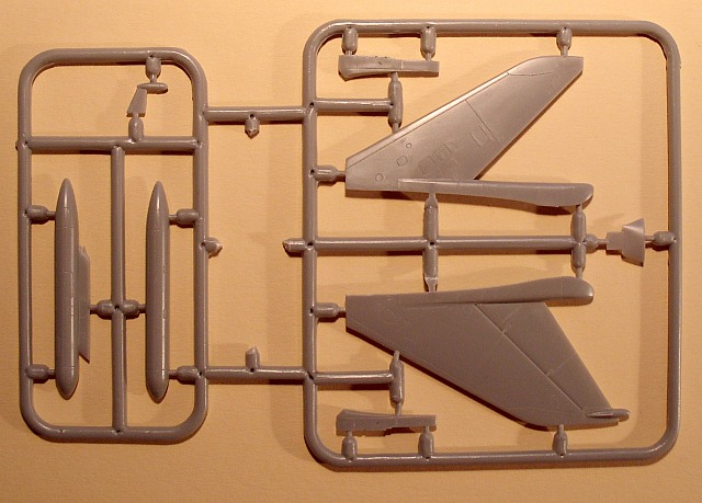 links, SPS-141 Elektronikbehälter