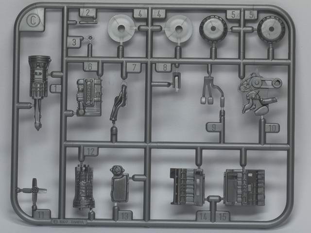 Der Motorblock ist sehr detailliert ausgefallen und es findet sich auch ein Honda Schriftzug wieder. 