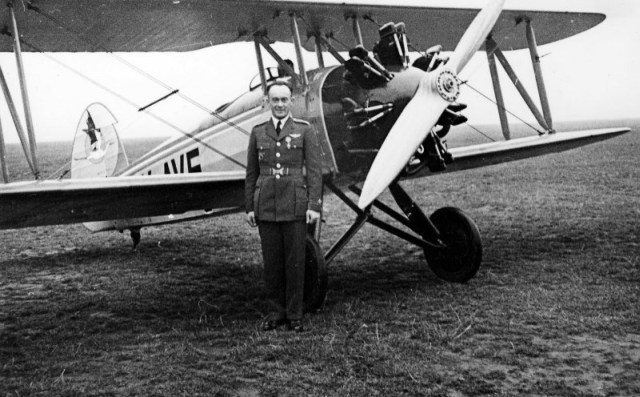Zeitgenössische Aufnahme, František Novák vor seinem Flugzeug