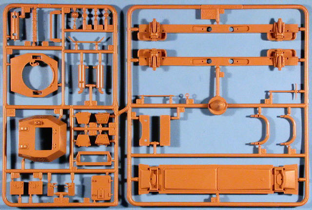 Teile für Fahrzeugrahmen und -boden (r.) sowie MG-Turm (l.)