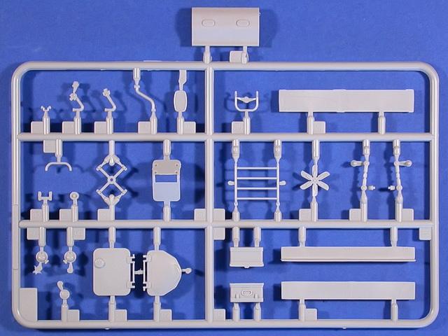 Mal 2 auch Spritzling G - u.a. mit Lukendeckeln und den Propellern für den Wasserstrahl-Antrieb 