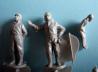 Die stehenden Figuren und die sitzenden Piloten haben unterschiedlichen Maßstab