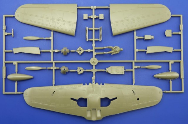 Die nette Pilotenfigur ist mit von der Partie. Zwei Propellerspinner (Drei- und Vierblatt). Foto von der Eduard-Website